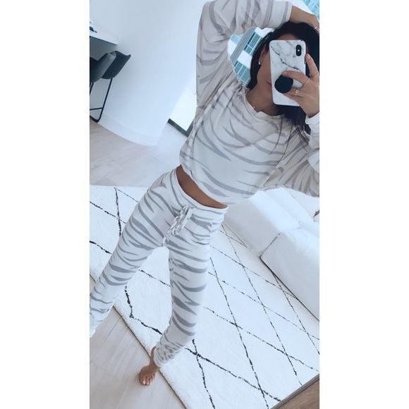 Tiger Lounge Set - Picture 2 of 3